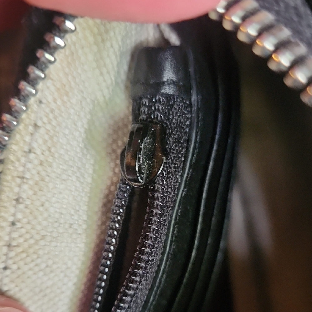 Gucci Black Pebbled Leather Wristlet Clutch with Stud Logo - Picture 5 of 5